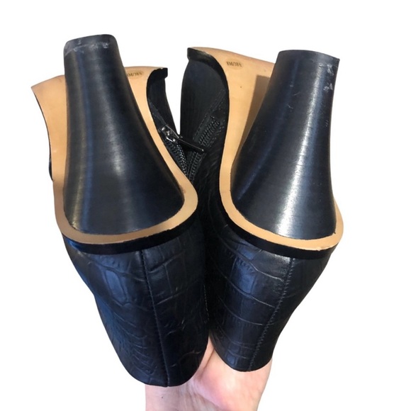 Vince Camuto black crocodile print leather bootie size 8 - Picture 7 of 7